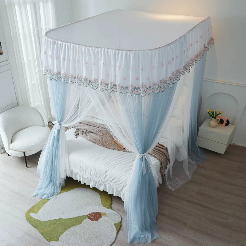 Un lit à baldaquin avec des rideaux bleu clair ornés de fleurs délicates, créant un espace de sommeil romantique et apaisant dans cette pièce.