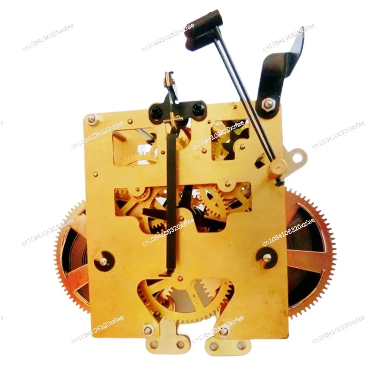 Horloge ancienne en cuivre sur table