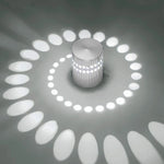 Détail de l'applique murale LED spirale installée sur un mur moderne