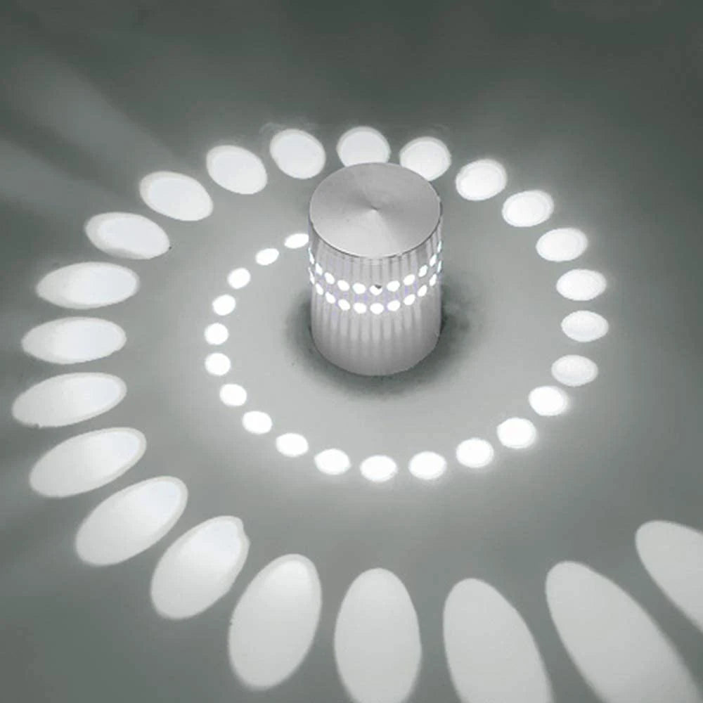 Détail de l'applique murale LED spirale installée sur un mur moderne