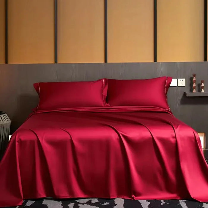Parure de lit en satin blanc sur un lit queen avec oreillers