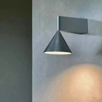 Applique murale dans une allée éclairant un espace avec style minimaliste