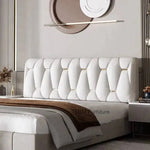 Tête de lit design simple avec coussin doux dans une chambre d'amis