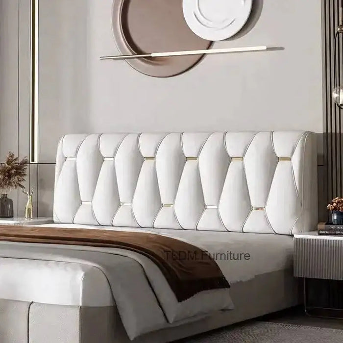 Tête de lit design simple avec coussin doux dans une chambre d'amis