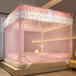 Lit à baldaquin rose pâle avec des rideaux en dentelle blanche, créant un environnement romantique et confortable pour la chambre à coucher.