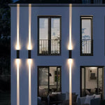 Lampe murale LED étanche étroite gris clair sur mur extérieur