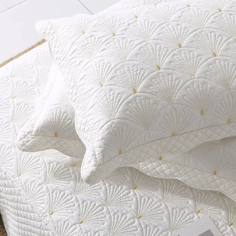 Couvre-lit matelassé blanc dans une décoration épurée