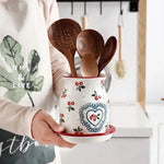 Boîte de rangement pour couverts en céramique gris clair sur plan de travail moderne