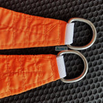 Voile d'ombrage rectangulaire orange protégeant une piscine