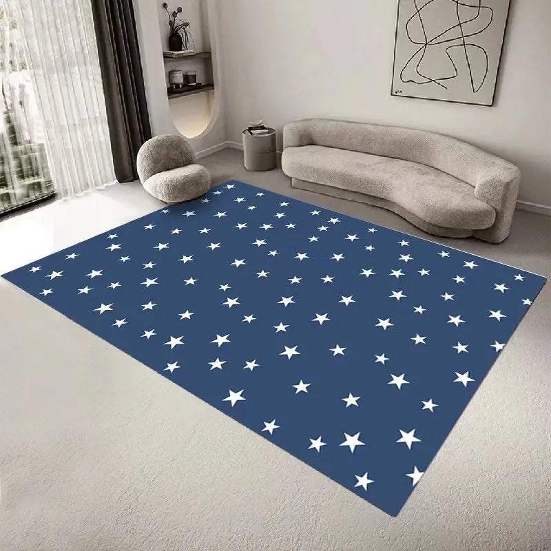 Un tapis bleu foncé orné de motifs d'étoiles blanches, placé dans un salon moderne avec un canapé gris et un tableau mural abstrait.