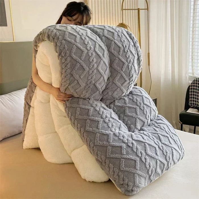 Couverture lestée en fausse fourrure d'agneau violette sur un lit moderne