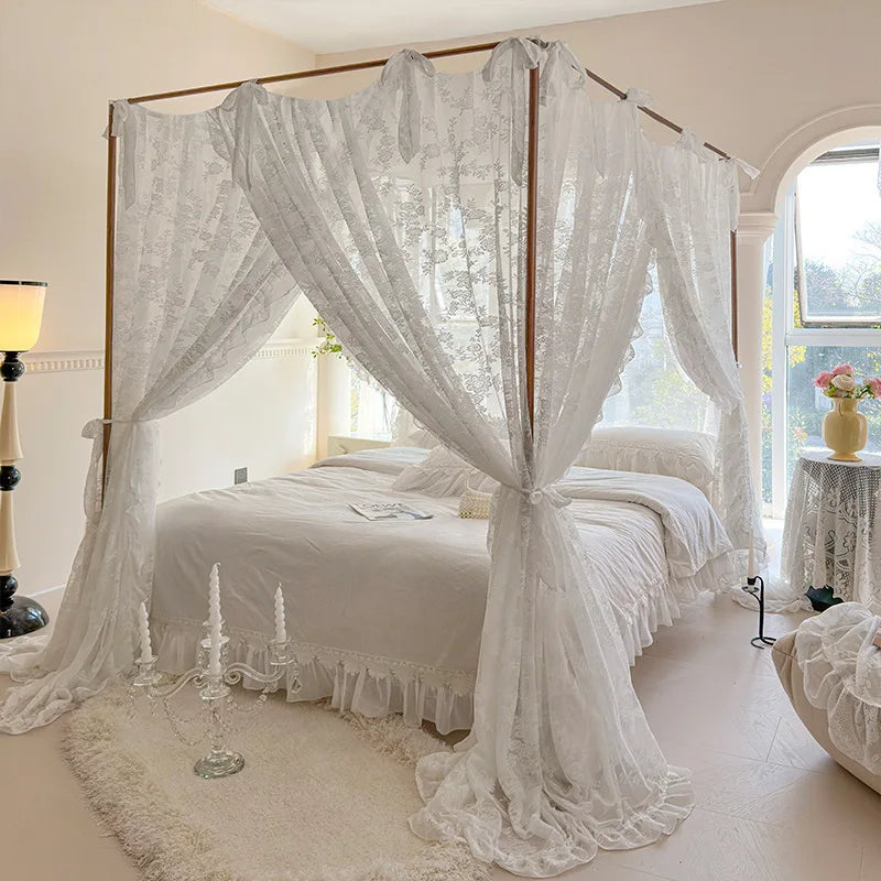 Élégante chambre à coucher avec un grand lit à baldaquin aux rideaux blancs brodés, créant une atmosphère romantique et sereine.