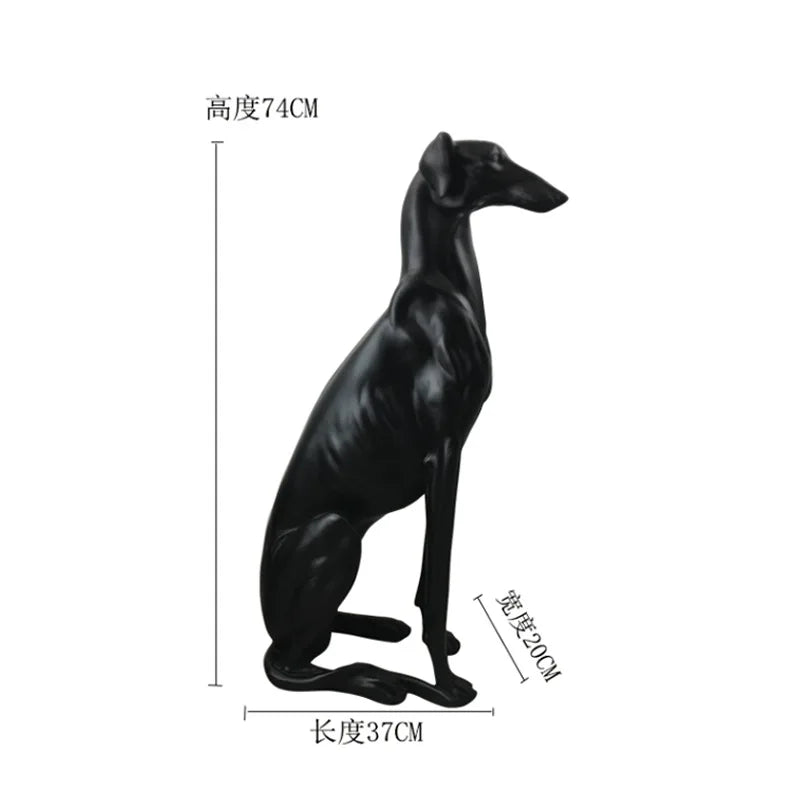 Sculpture chien de chasse résine vert clair sur sol noir