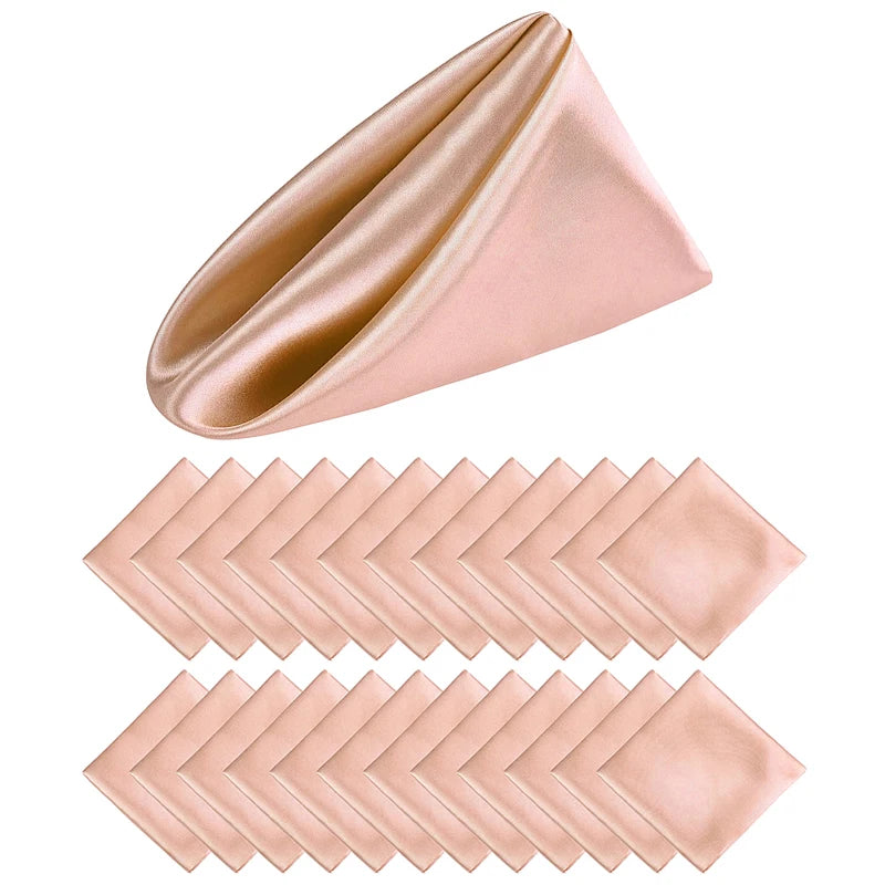 Serviette de table en satin rose pâle avec plis élégants, parfaite pour une table dressée avec goût.
