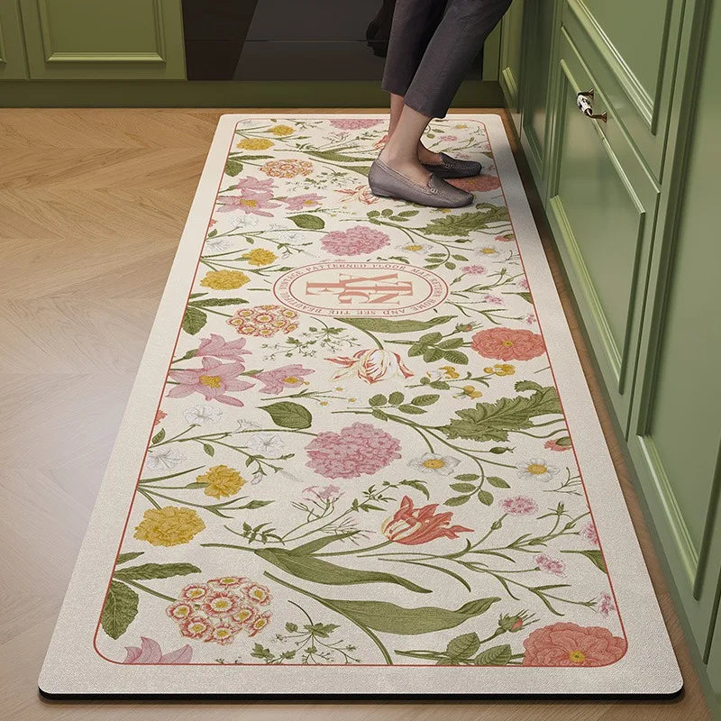 Un magnifique tapis de couloir avec un motif floral coloré et un design enchanteur, créant une ambiance chaleureuse et accueillante dans cette pièce.
