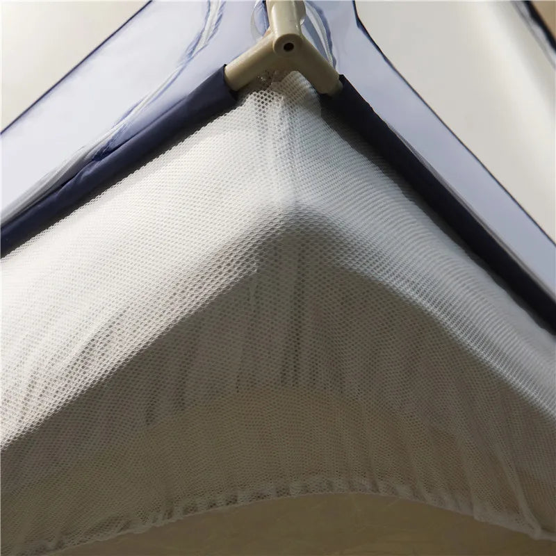 L'image montre un tissu semi-transparent maintenu en place par une structure métallique, évoquant une tente ou un abri portable.