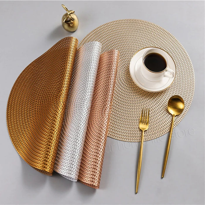 Set de table rond beige sur table à manger moderne