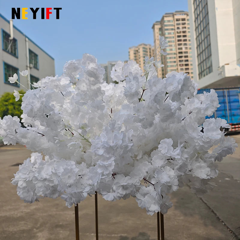 Boule de fleurs blanches pour centre de table mariage