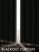 Rideau occultant blanc dans une salle de bain lumineuse