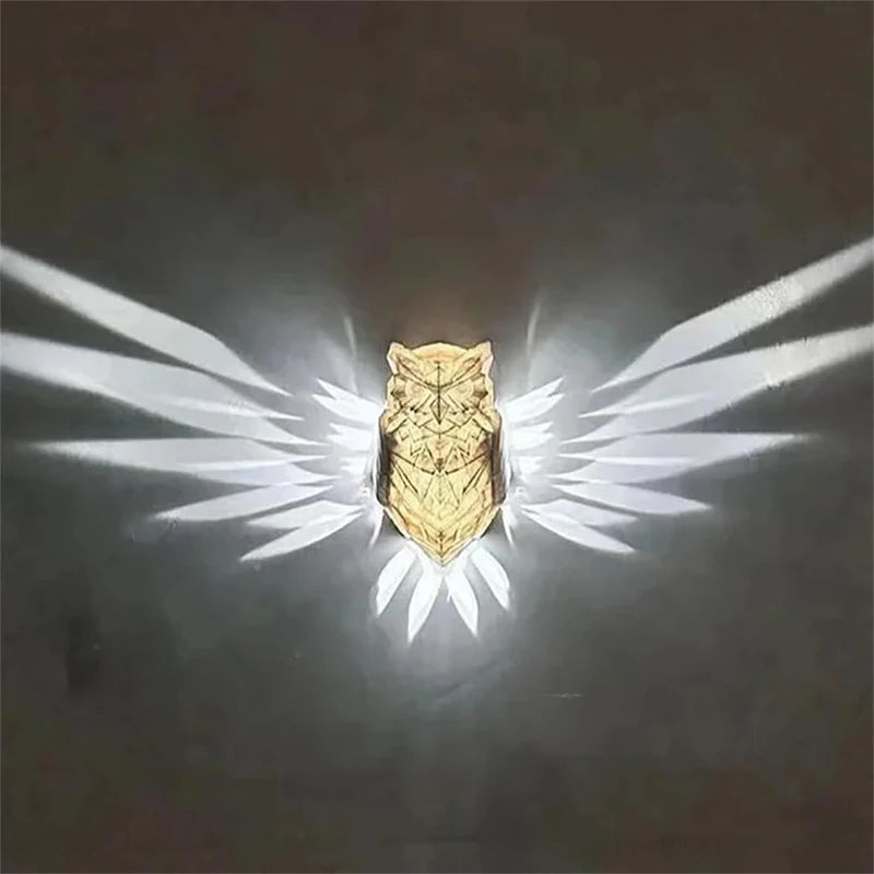 Détail du design gravé de l'applique murale hibou aigle