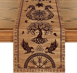 Cette image décorative présente des motifs et symboles traditionnels scandinaves, notamment un arbre de vie, des oiseaux et des runes, sur un fond en bois clair.