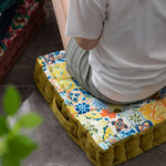 Coussin de sol bohème Mandala vert clair dans un intérieur