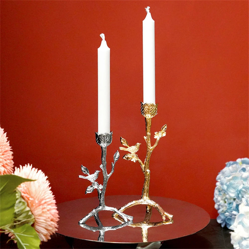 Un élégant chandelier avec des bougies blanches et des ornements dorés et argentés, dans un décor floral.