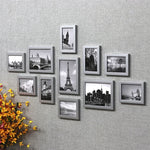 Composition murale de cadres photo multicolores dans un salon