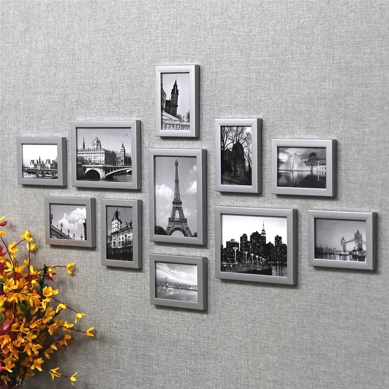 Composition murale de cadres photo multicolores dans un salon
