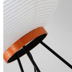 Lampe sur pied dans une chambre à coucher