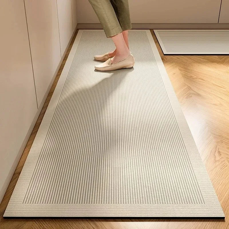 Un tapis texturé beige et blanc dans un intérieur élégant.