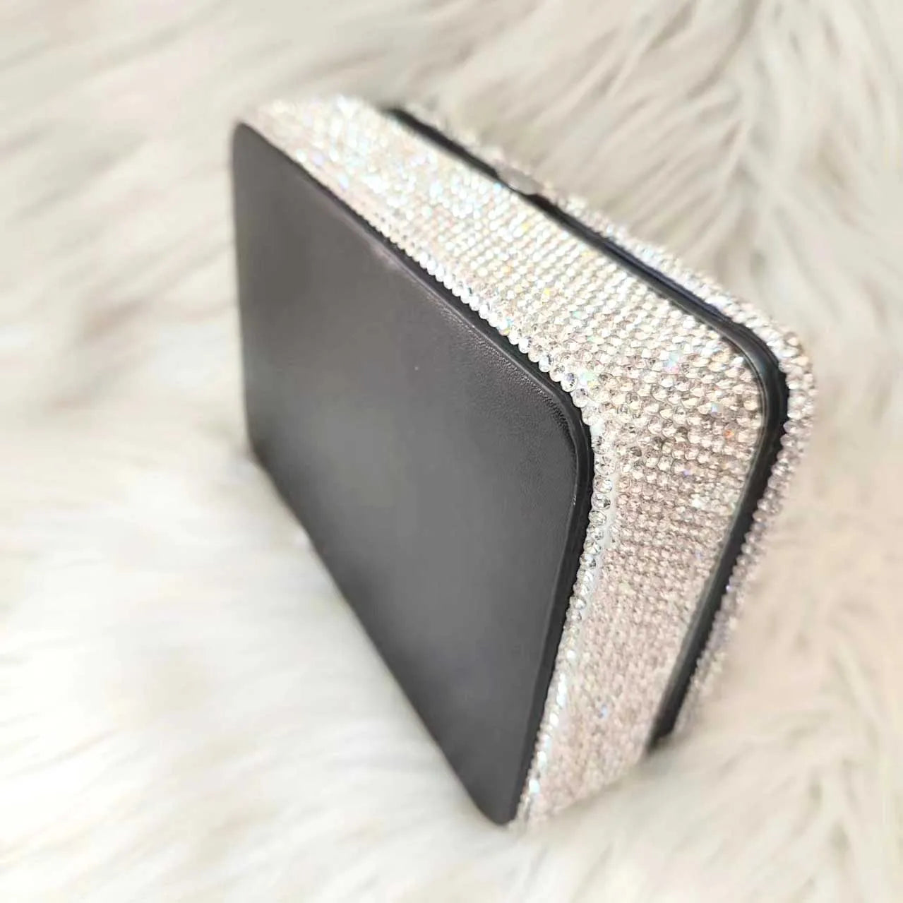 Détail des strass sur la boîte à bijoux