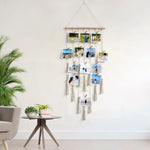 Presentoir photo macrame accroché dans une chambre avec ambiance douce