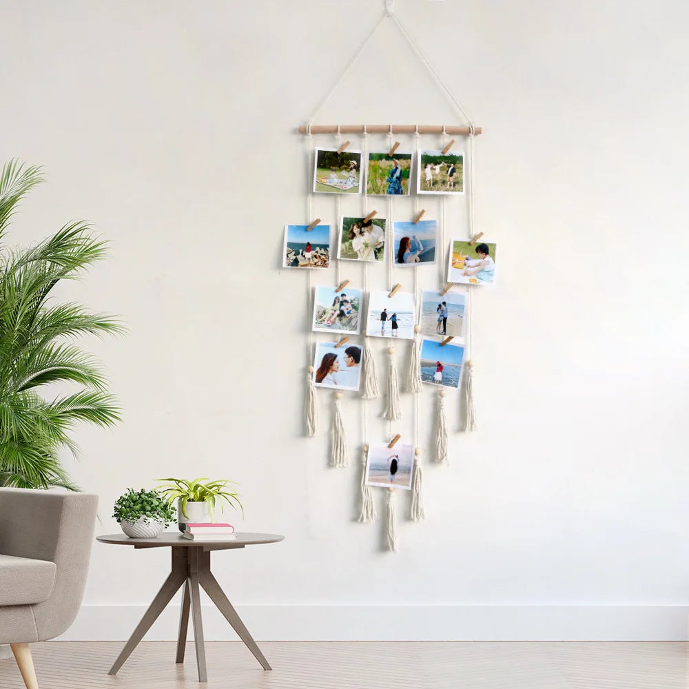 Presentoir photo macrame accroché dans une chambre avec ambiance douce