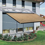 Voile d'ombrage utilisée comme brise-vue dans un jardin