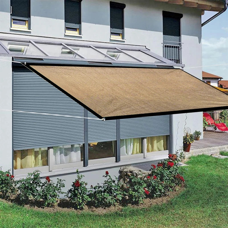 Voile d'ombrage utilisée comme brise-vue dans un jardin