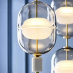 Lustre en verre installé dans un magasin de vêtements avec ambiance épurée