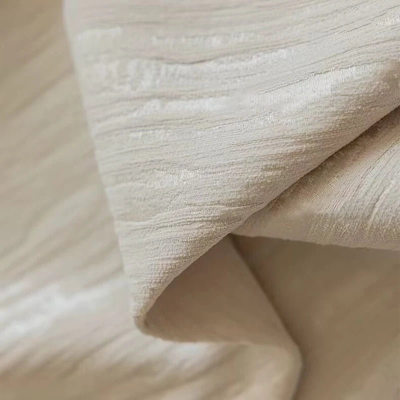 Texture élégante d'un tissu beige pour décoration intérieure, parfait pour des rideaux ou des coussins, offrant une touche moderne et raffinée à votre espace de vie. Idéal pour ceux qui recherchent un style épuré et contemporain, ce produit chic s’intègre aisément dans tout type de décoration.