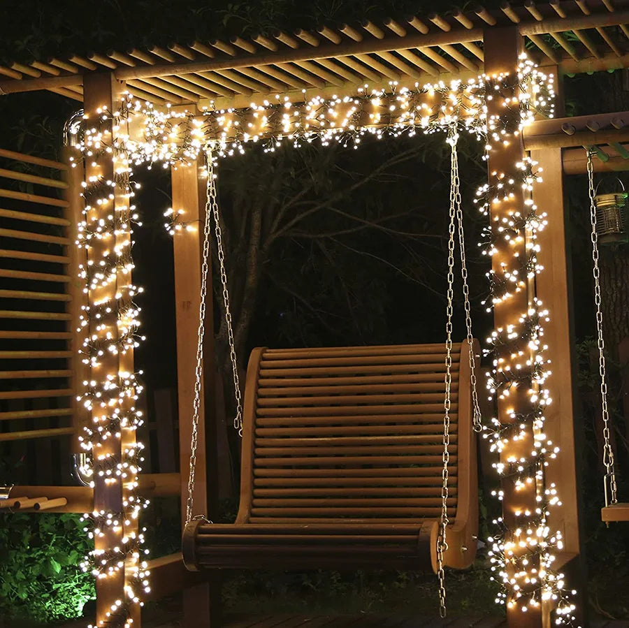 Guirlande lumineuse LED 30m enroulée autour d'une rampe d'escalier