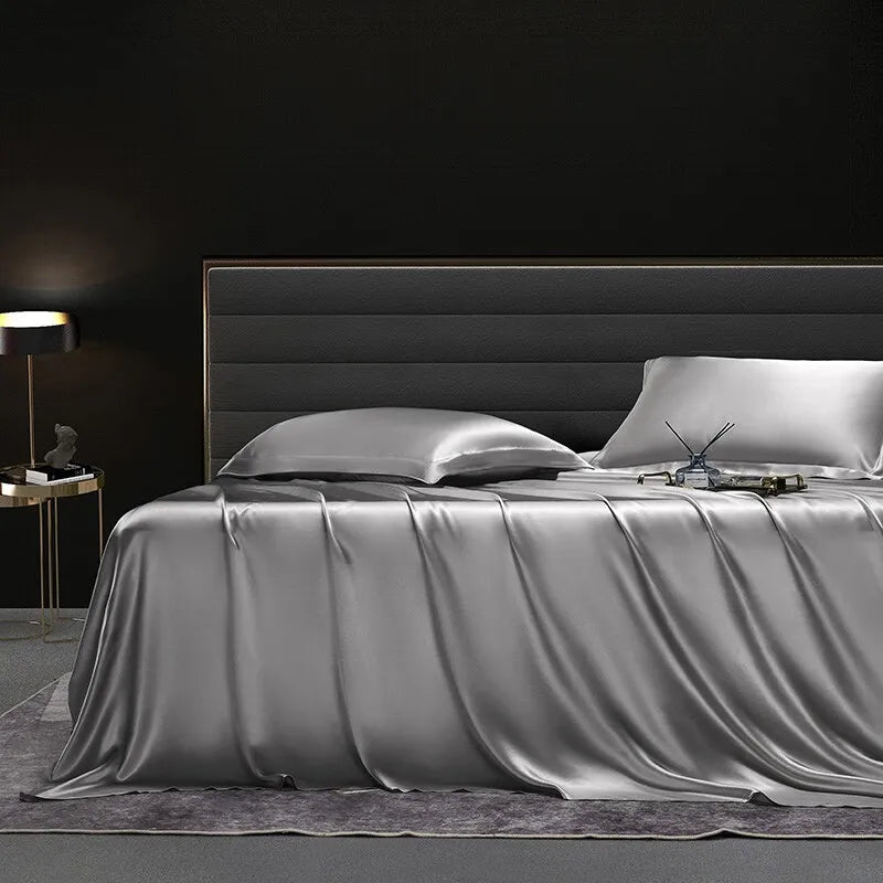 Parure de lit dépliée montrant le drap plat et les accessoires