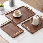 Plateau en bois massif dans un intérieur moderne, sur une table basse