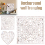 Détail du motif floral creux sur le panneau mural en bois