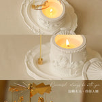 Bougies décoratives sur un support en relief, avec une inscription en chinois et en anglais évoquant un carrousel.