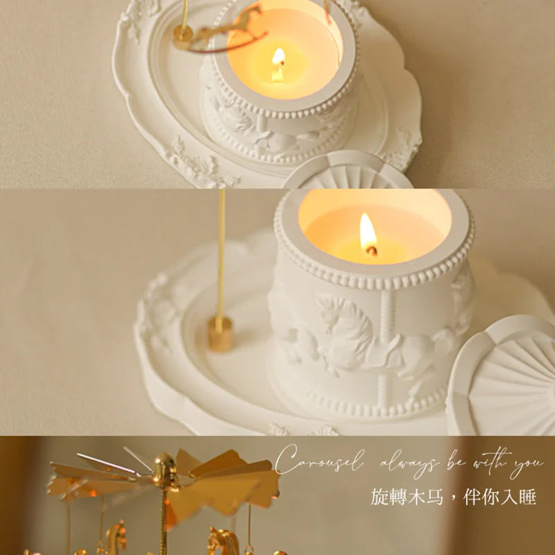 Bougies décoratives sur un support en relief, avec une inscription en chinois et en anglais évoquant un carrousel.
