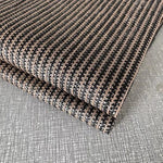 Voile d'ombrage 4x4 mètres couleur bleu marine dans un jardin
