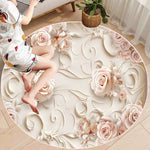 Motif floral élégant avec roses et ornements sur un sol arrondi.