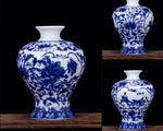 Trois vases bleu et blanc avec des motifs floraux et de paysages, des récipients en porcelaine de style oriental avec des designs peints à la main.