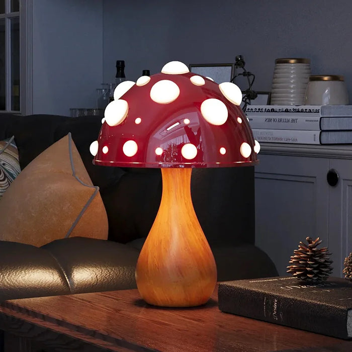 Lampe LED champignon Amanite allumée avec éclairage chaud sur table de chevet