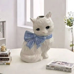 Cache pot chat noir sur table moderne