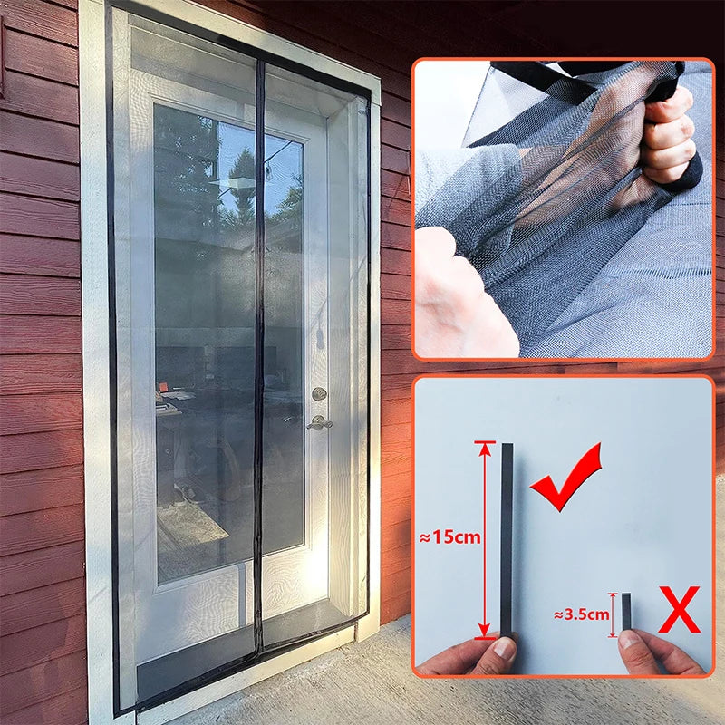 Rideau magnétique anti-moustiques noir installé sur une porte d'entrée